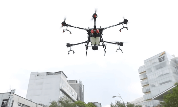 Usan drone para sanitizar Polanco y evitar la propagación del coronavirus